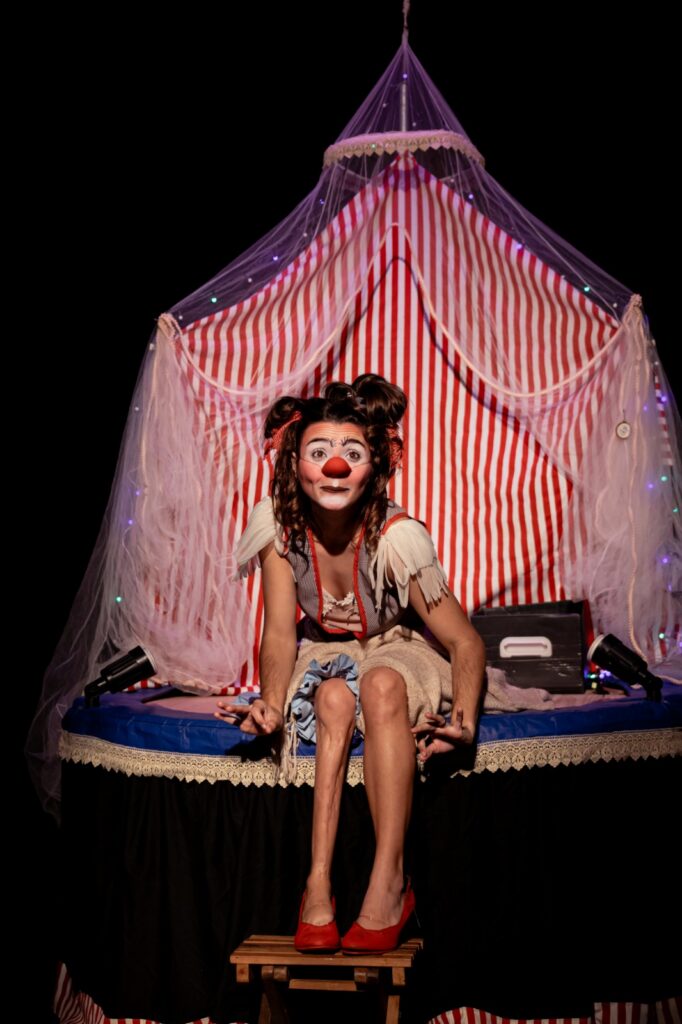 A palhaça Asmeline, da atriz Emeli Barossi, no espetáculo Circo de Los Pies
