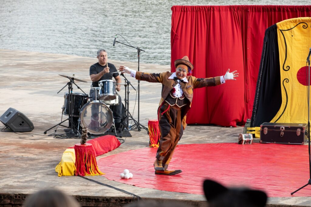 Aziz Gual se apresenta no Palco Flutuante do Lago Igapó durante De Risa en Risa, com músico ao fundo