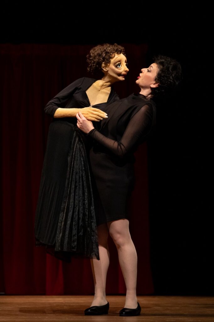 Yael Rasooly com o boneco da cantora Edith Piaf no espetáculo Edith & Me