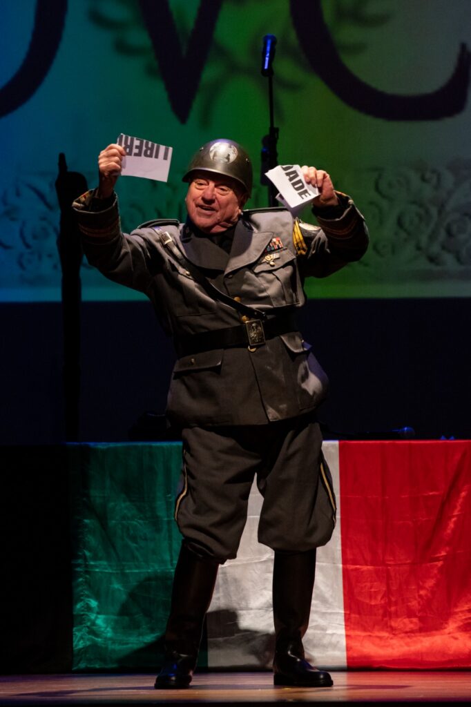 Leo Bassi, fardado, rasga papéis com a palavra liberdade no espetáculo Yo, Mussolini