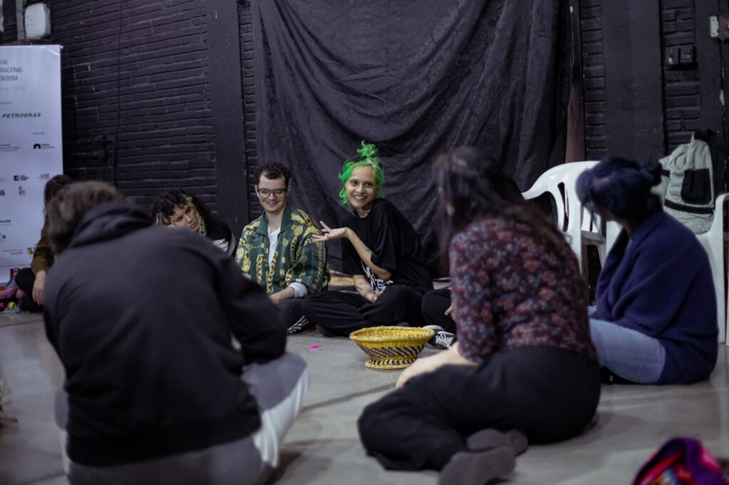 Participantes de oficina de teatro no FILO 2026